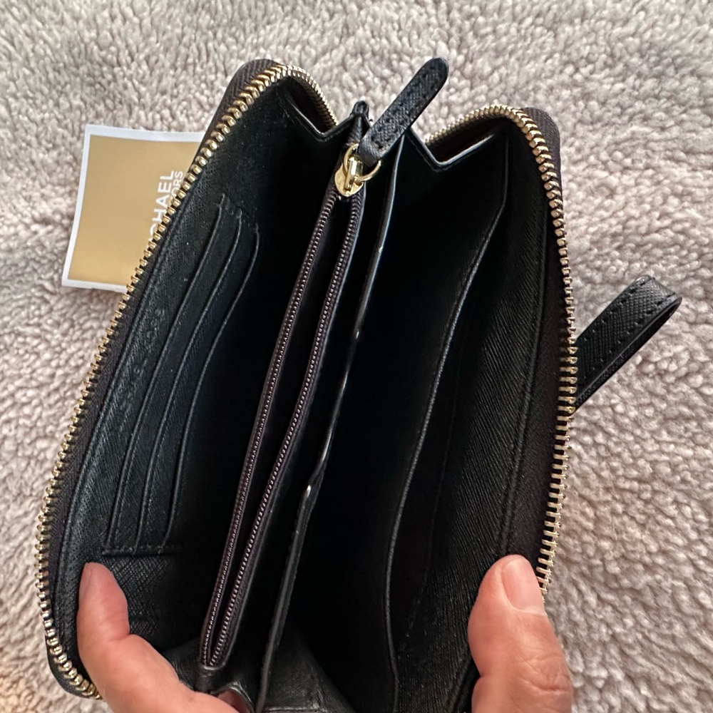 Michael Kors Women Black Wallet
Leather Wristlet Standard Size - Picture 5 of 8